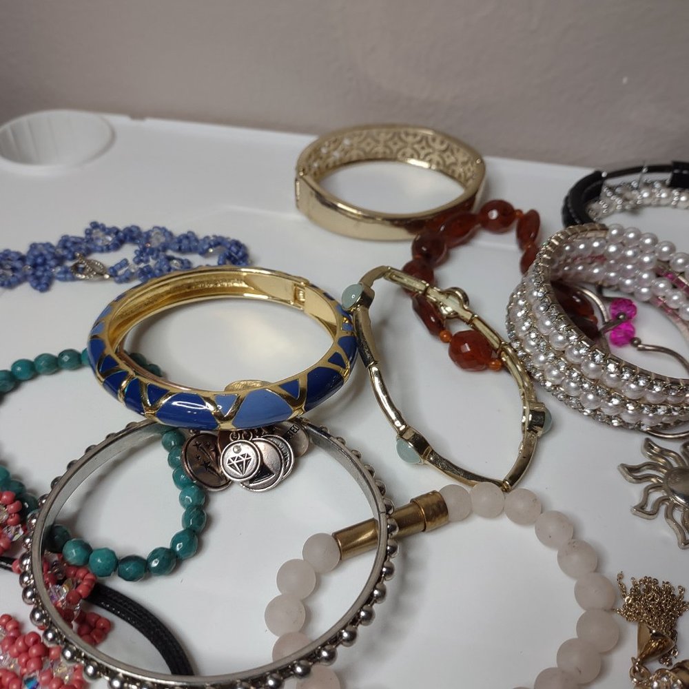 Lot Of Over 50 Bracelets And Bangles As Is - Picture 15 of 16